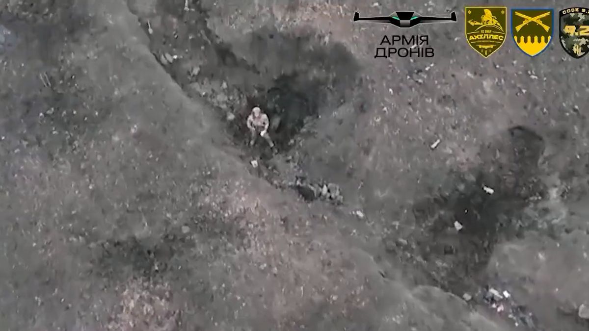 Ruský voják se vzdává ukrajinskému dronu u Bachmutu